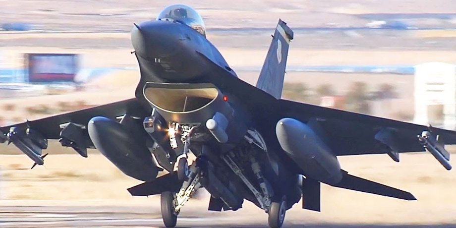 фото винищувача F-16 на старті