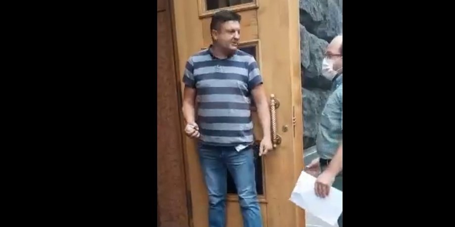Кабмин, мужчина, граната,