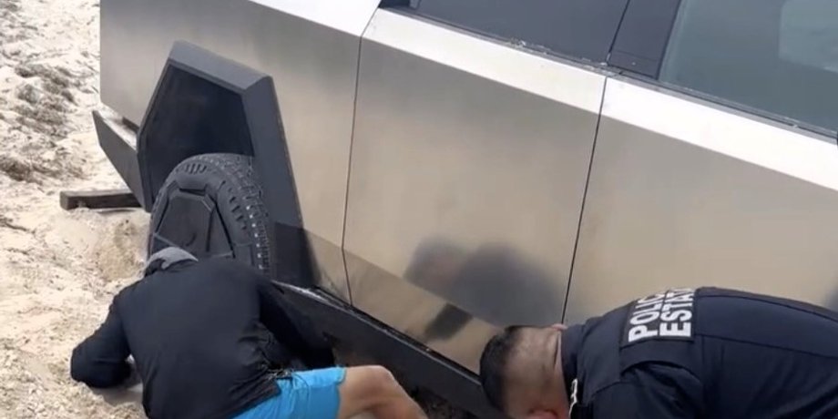 tesla cybertruck застряла в песках