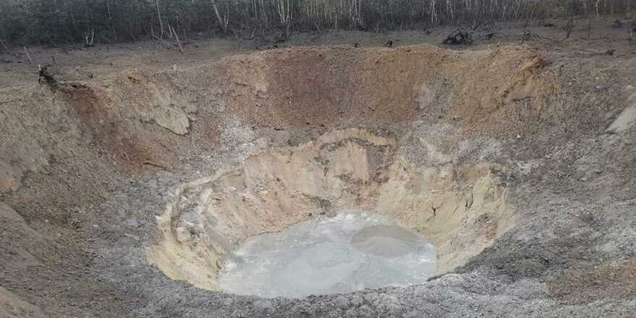 воронка от ракеты на Киевщине, ракетный обстрел, столичный пригород, Бучанский район, Олег Катков