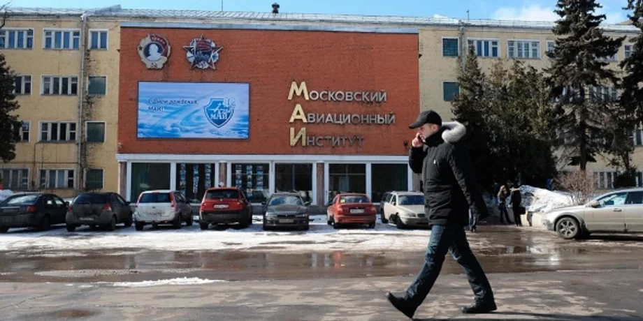 МАИ, вручение повесток выпускникам российских университетов