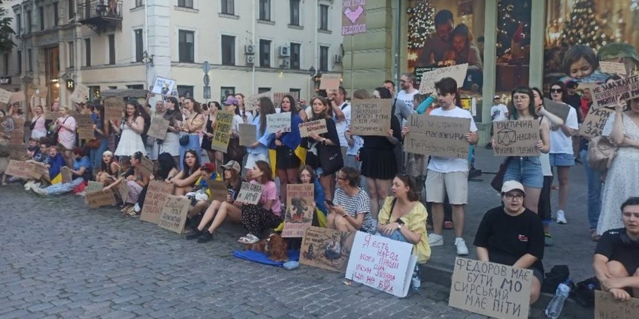 фотографии людей с плакатами на одесской акции в поддержку Федорова 19 июля