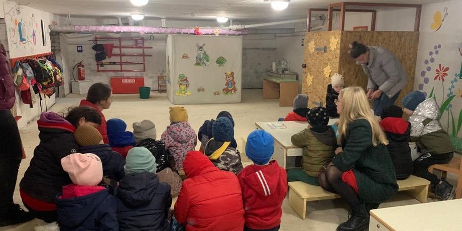 чи можна іти в укриття школи під час тривоги сторонній людині