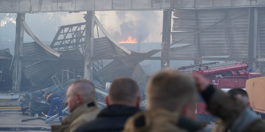 Разбор завалов на месте трагедии в Кременчуге.