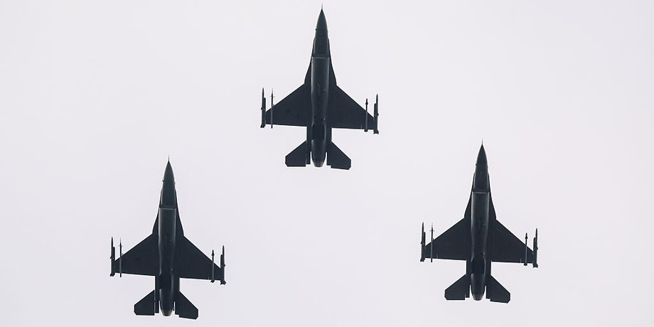 Американські F-16 уночі підняли для перехоплення літаків РФ над Аляскою