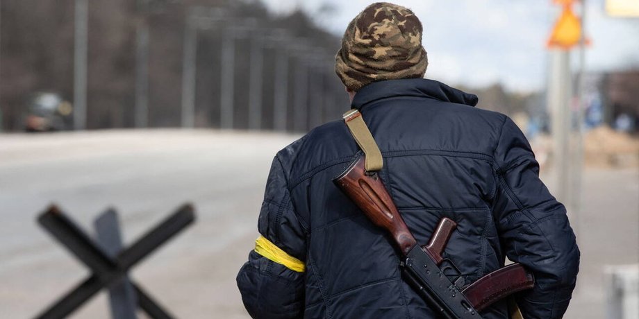 видача зброї, роздача зброї, київ роздача зброї, видача зброї, людина з автоматом київ, роздача зброї київ