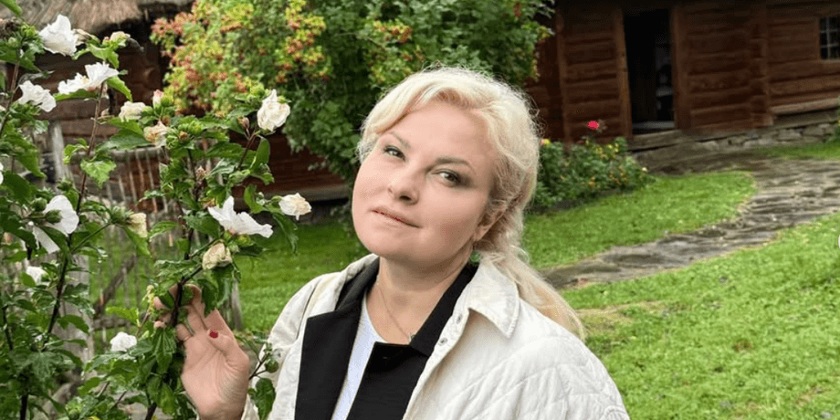 Мария Бурмака расплакалась из-за русскоязычных пенсионерок