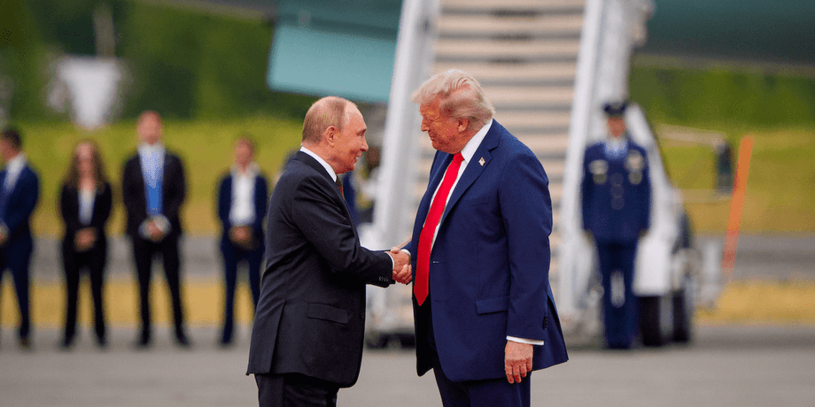 Саммит на Аляске начался со встречи Путина и Трампа возле самолетов