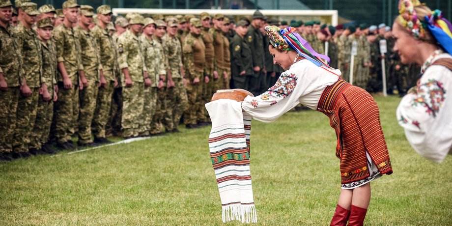 українка з рушником, військові в строю