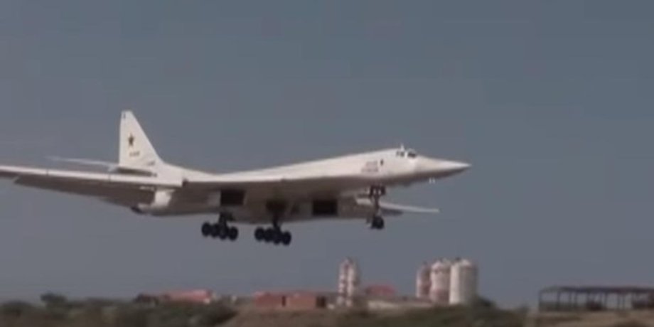Российский Ту-160 приземляется в Венесуэле/Фото: Скриншот
