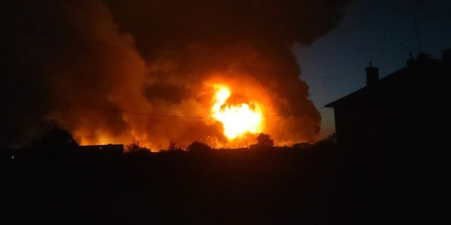 вибух, пожежа, вогонь, будинок, арсенал, склад боєприпасів