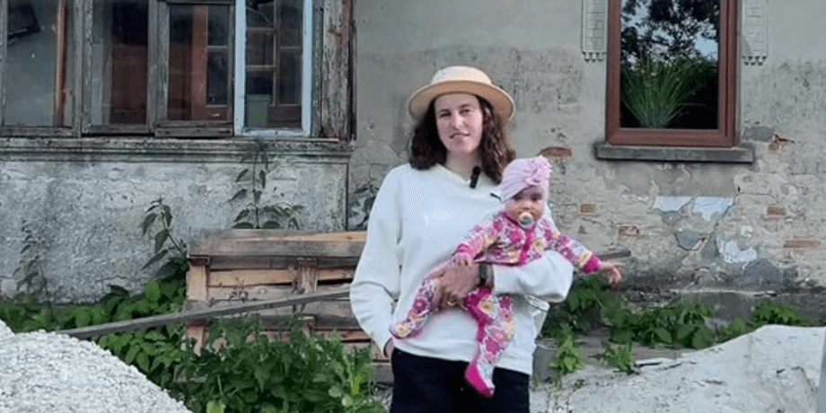Хата в селі, українка з дитиною