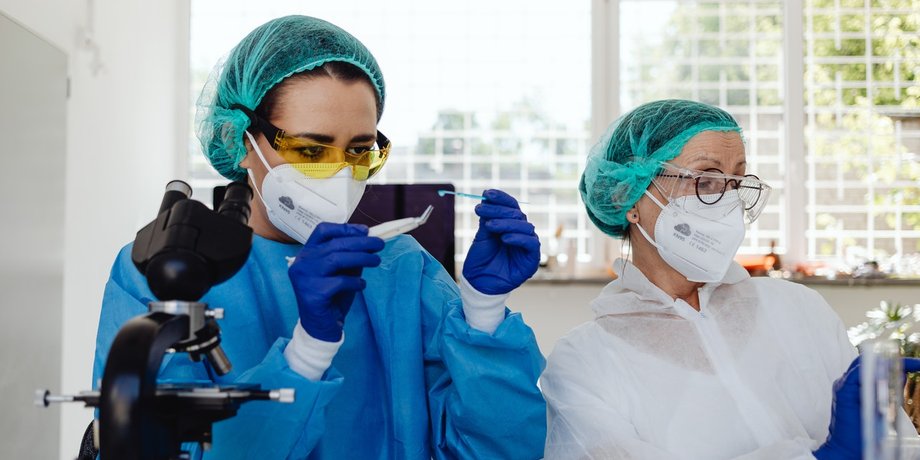 вакцина від коронавируса SARS-COV2, біологи в лабораторії