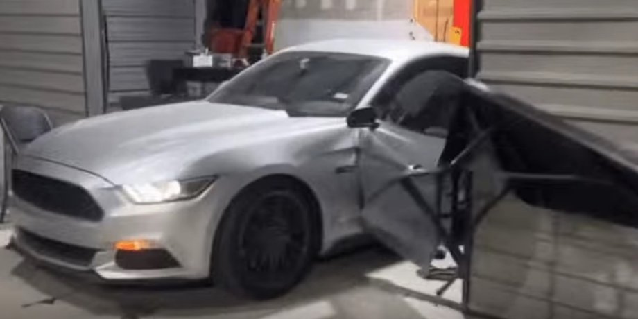 Ford, Ford Mustang, Спорткар, Авто, Автомобили, ДТП, Видео, Курьезы, Водитель, США, Гараж, Дверь