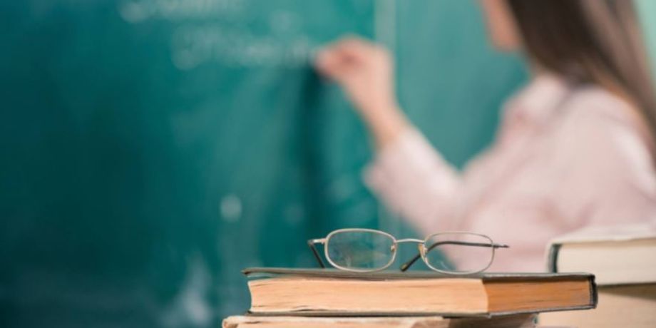 Аспирантку поймали на измене с женатым преподавателем, ее обиженный парень подготовил презентацию
