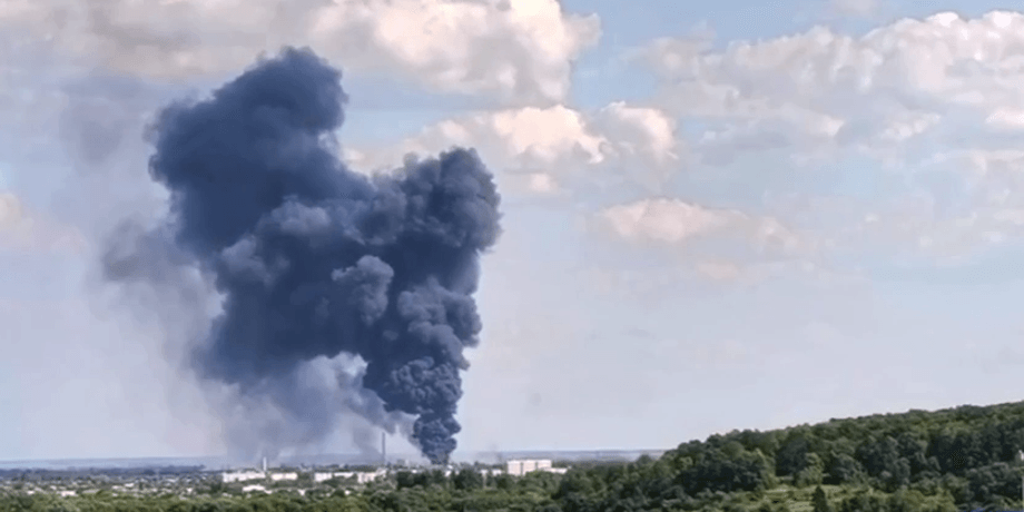 Шебекино, пожар, дым, столб дыма, Белгородская область, обстрел