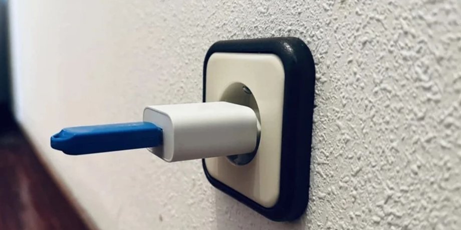 USB-флешка в зарядке