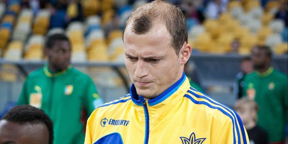 Роман Зозуля в жовто-синій формі збірної України виходить на поле перед початком матчу