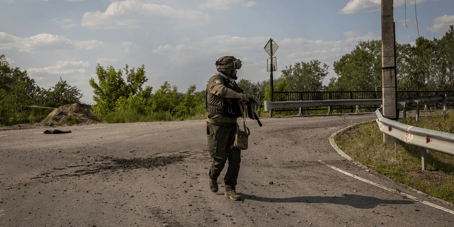 Боец ВСУ на окраине города.