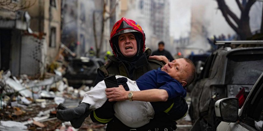 Рятувальник у Києві, Київ обстріл ракетами, Київ обстріл РФ, Київ наслідки удару РФ, Київ рятувальник Солом'янський район Київ рятувальник