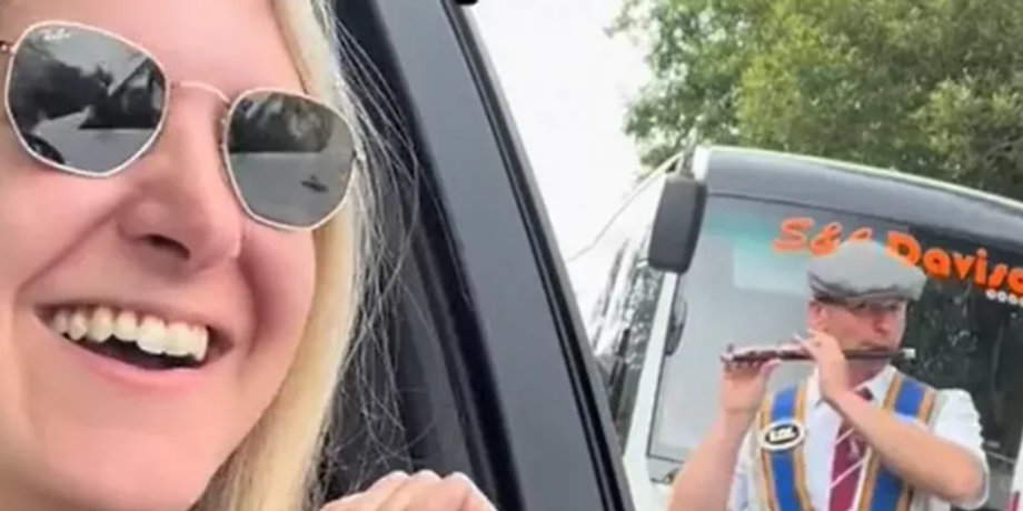 Туристка під час мандрівки випадково переплутала марш з парадом, курйози в Ірландії, приколи, цікаві новини, відео