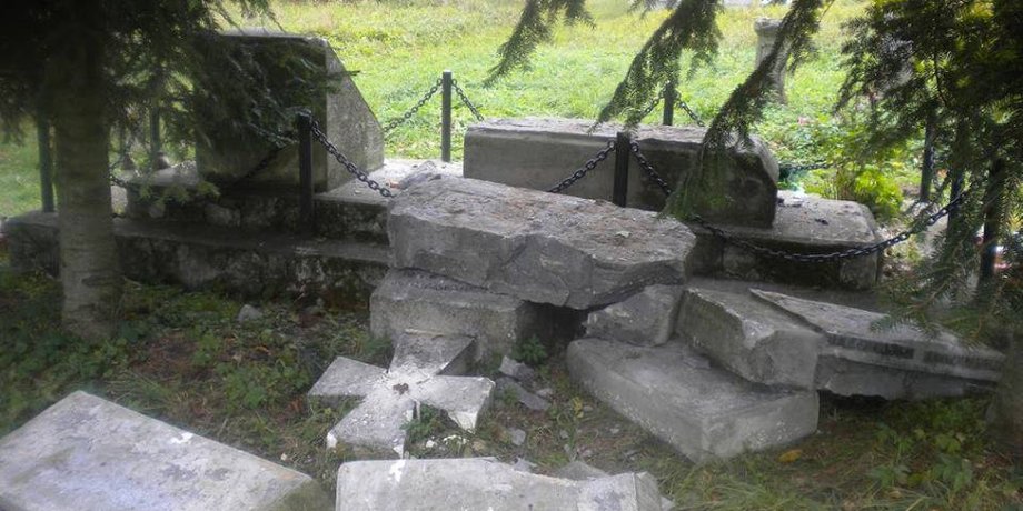 Вандалы осквернили памятник воинам УПА в Польше / Фото: facebook.com/bogdanchervak