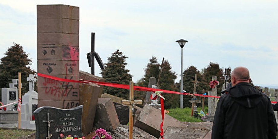 Разбор памятника УПА на кладбище в польском селе Грушовичи / Фото РИА Новости