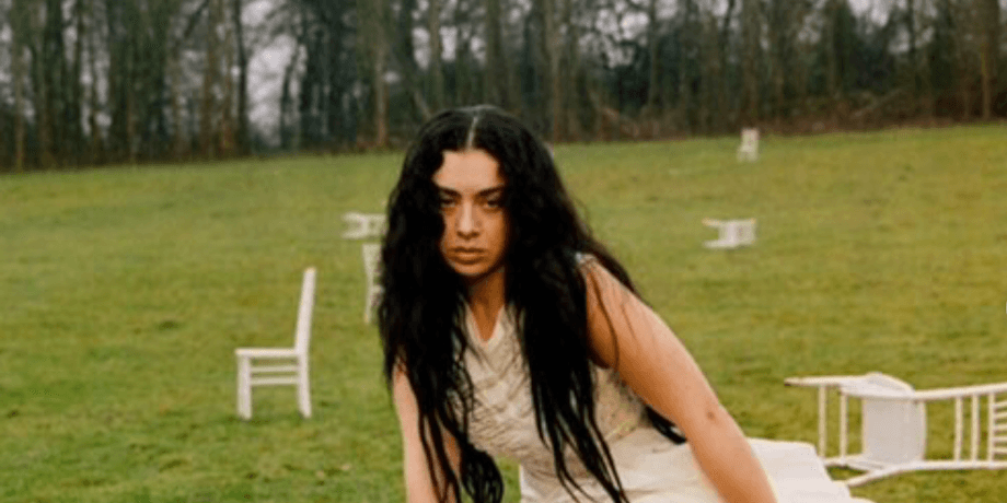 певица Charli XCX поддержала Украину