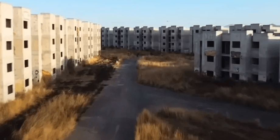 Заброшенные дома в Мексике, заброшенные дома, тайные захоронения, Чернобыль, курьезы, картель, жилой комплекс, тайные могилы