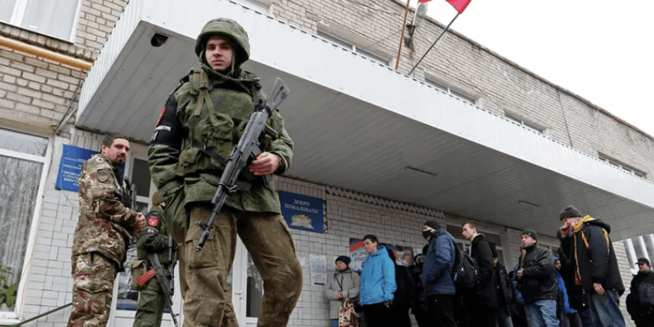 Оккупационные войска возле военкомата на ВОТ