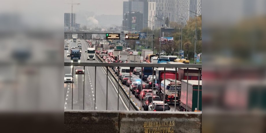 фото корку з машин у Києві через удар РФ по Південному мосту