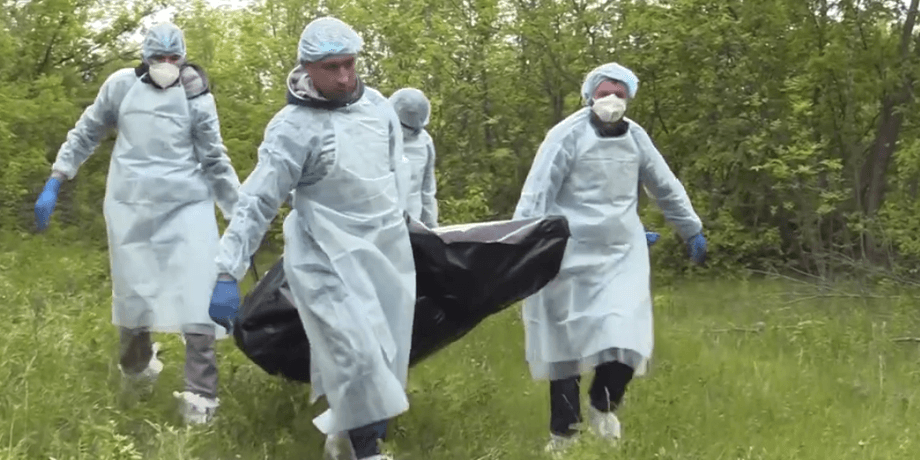 Пленные собирают тела погибших. ВСУ