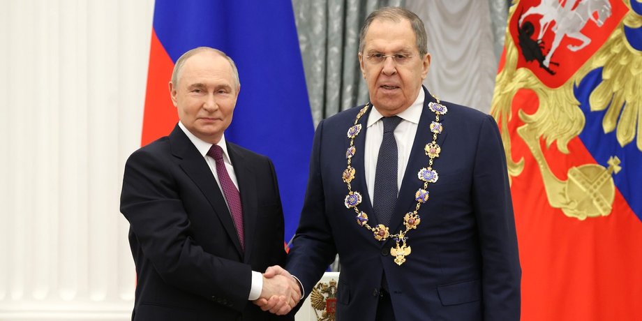 Лавров із коханкою подорожували з матір'ю Кабаєвої на літаках олігархів