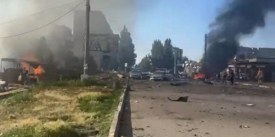 Доброполье пострадало от удара российской авиаракеты, в результате чего погибли люди и полностью разрушены здания