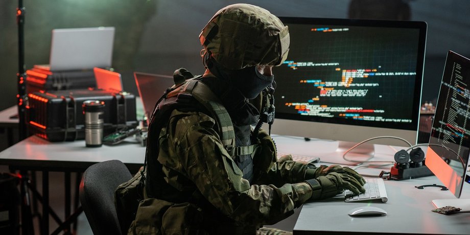 солдат за компьютерами, разведка, военная разведка
