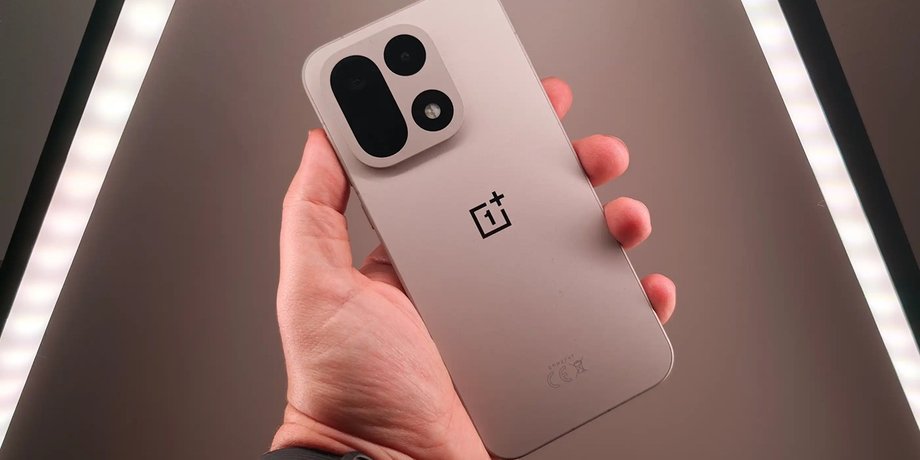 OnePlus 15 в руке