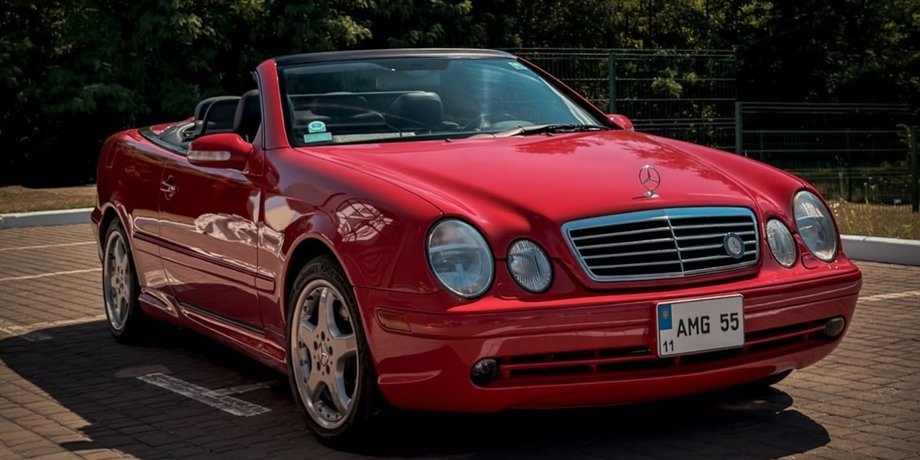 Під Києвом помітили рідкісний Mercedes CLK 55 AMG: таких кабріолетів випустили лише 1432