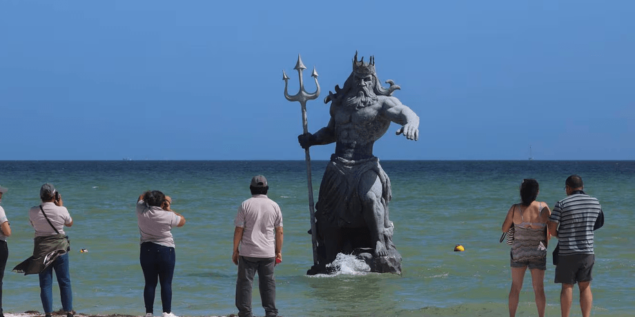 Статуя Посейдона в Мексиці, грецький бог, бог морів і океанів, грецьке божество, конфлікт богів, монумент у морі, тризуб
