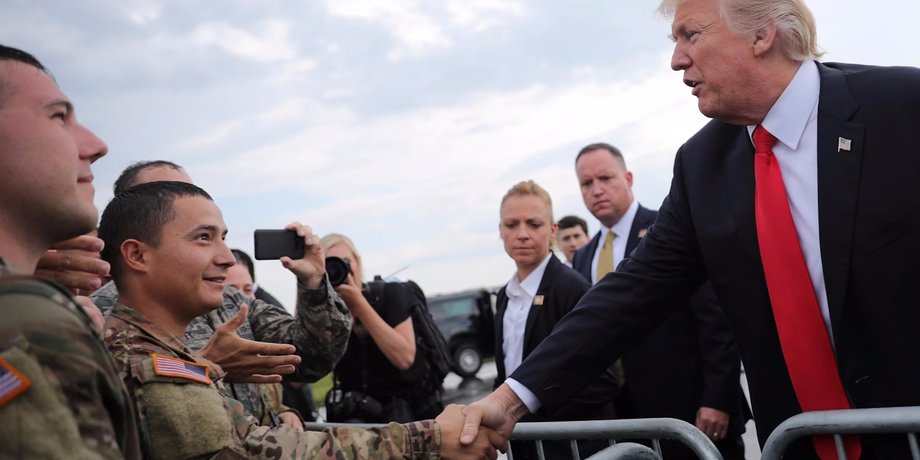 Дональд Трамп, армия США, рукопожатие