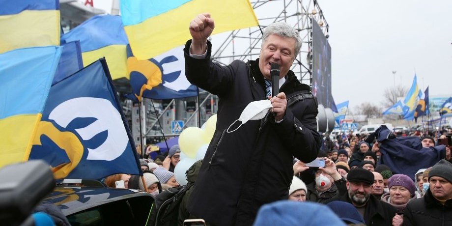 Порошенко прилетел в Украину и сразу поехал в суд