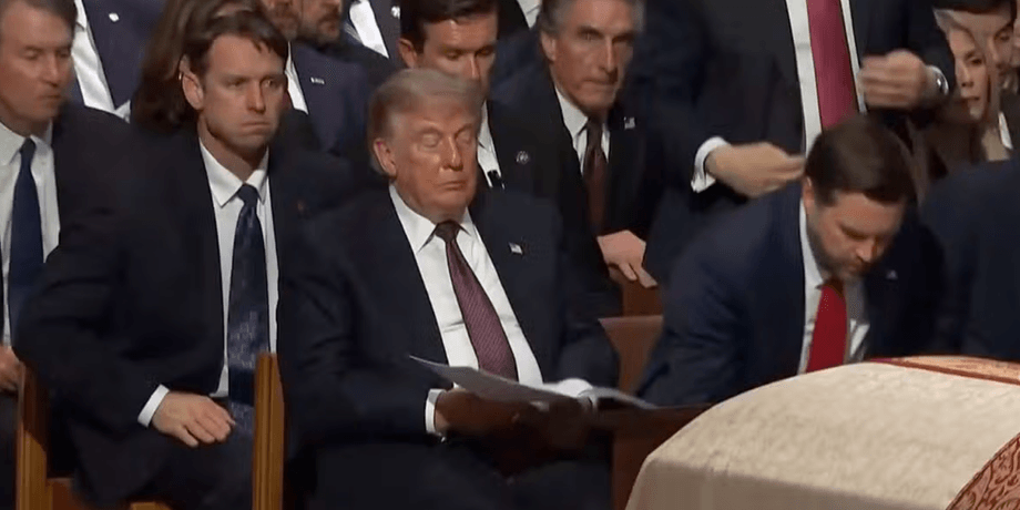Дональд Трамп заснув на похороні сенатора-республіканця Ліндсі Грема Виступ Трампа на похороні Ліндсі Грема
