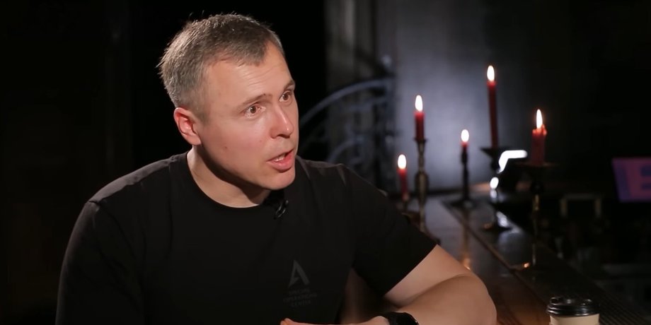 фото народного депутата Романа Костенко во время интервью 5 каналу