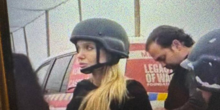 Анджелина Джоли в противодроновом туннеле