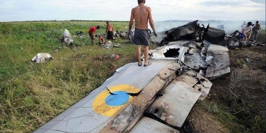 Местные жители извлекают из упавшего Ан-26 цветмет / mungaz.net