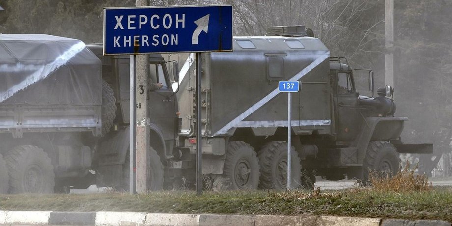 Херсонська область, російські військові, автомобілі, дорожній знак Херсон