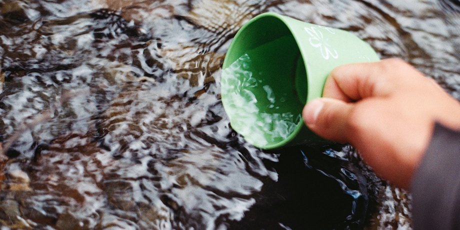 запас води, питна вода, холодна вода та чашка, запаси води, набір води