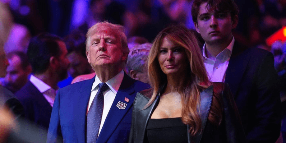 президент США Дональд Трамп вместе с Меланией Трамп и Берроном Трампом