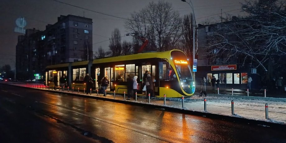 трамвай в темноте в Киеве