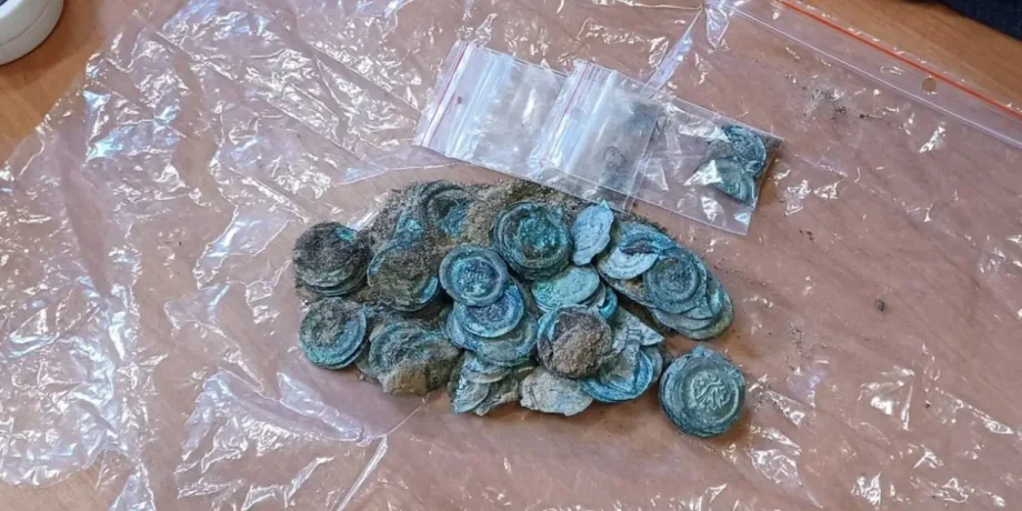 монеты, клад, археологи, археология, Польша, находка, раскопки, брактеат, деньги, монетный двор, история