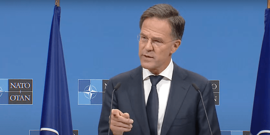 Марк Рютте во время выступления в штаб-квартире НАТО
